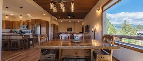 House, Multiple Beds, Kitchen, Mountain View | Dining