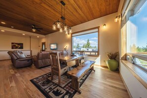 Living area - Rock Lot A 5 Star Vacation! (Rexford)