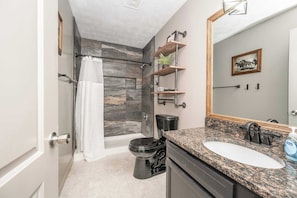 Apartamento, 2 camas de matrimonio, cocina, vistas al jardín (Arkstone Retreat 2) | Baño | Ducha, secador de pelo y toallas