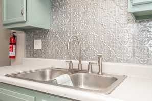 Condo, 2 Queen Beds, Kitchen, Garden View (Arkstone Retreat 2) | Interior