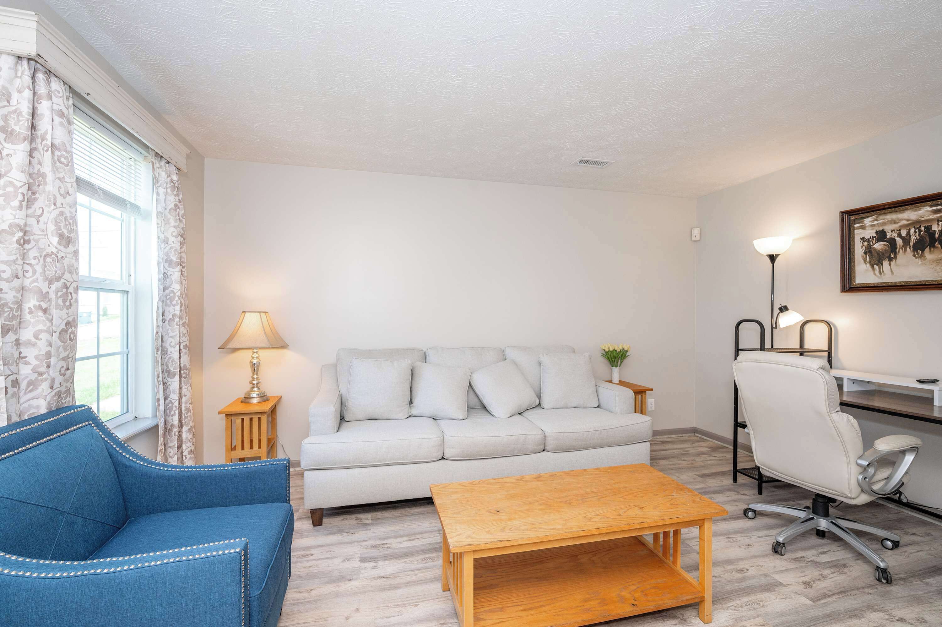 Condo, 2 camas Queen size, cocina, vista al jardín (Arkstone Retreat 2) | Área de sala de estar | Televisión de pantalla plana de 42 pulgadas con canales digitales 