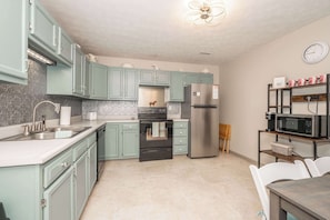 Condo, 2 Queen Beds, Kitchen, Garden View (Arkstone Retreat 2) | Private kitchen | Fridge, microwave, oven, stovetop