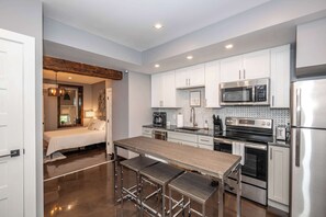 Apartemen Mewah, 1 Tempat Tidur Queen, dapur, pemandangan kota | Dapur pribadi | Mesin pembuat kopi/teh