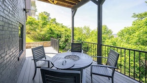 Studio, 1 queensize-seng, byutsikt (Luxury Mt. Adams Retreat Apt 1) | Utsikt fra rommet