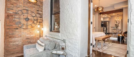 Departamento de lujo, 1 cama Queen size, cocina, vista a la ciudad | Área de sala de estar