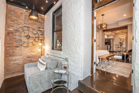 Luxury Apartment, 1 Queen Bed, Kitchen, City View | Living area