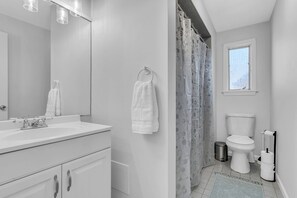 Hus - flere senge - køkken | Badeværelse | Designertoiletartikler, håndklæder, Toiletpapir