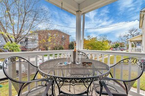 Hus - flere senge - køkken | Udsigt fra balkon