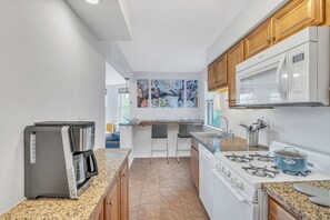 Casa, varias camas, cocina | Cocina privada | Cafetera y tetera 