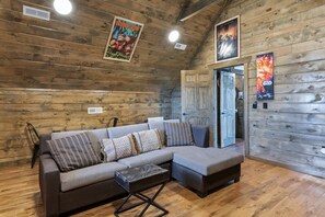 Ferienhütte, Mehrere Betten, Whirlpool, Bergblick (Koda Bears Cabin) | Wohnbereich