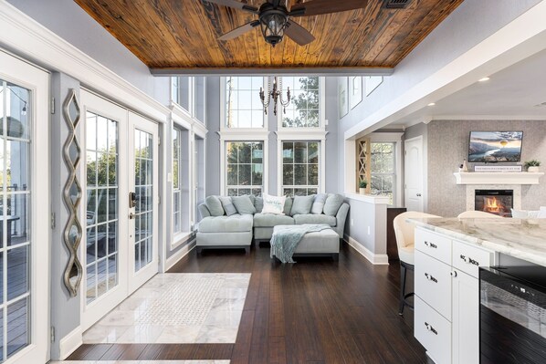 하우스, 침대(여러 개), 온수 욕조 | 거실 공간 | 벽난로