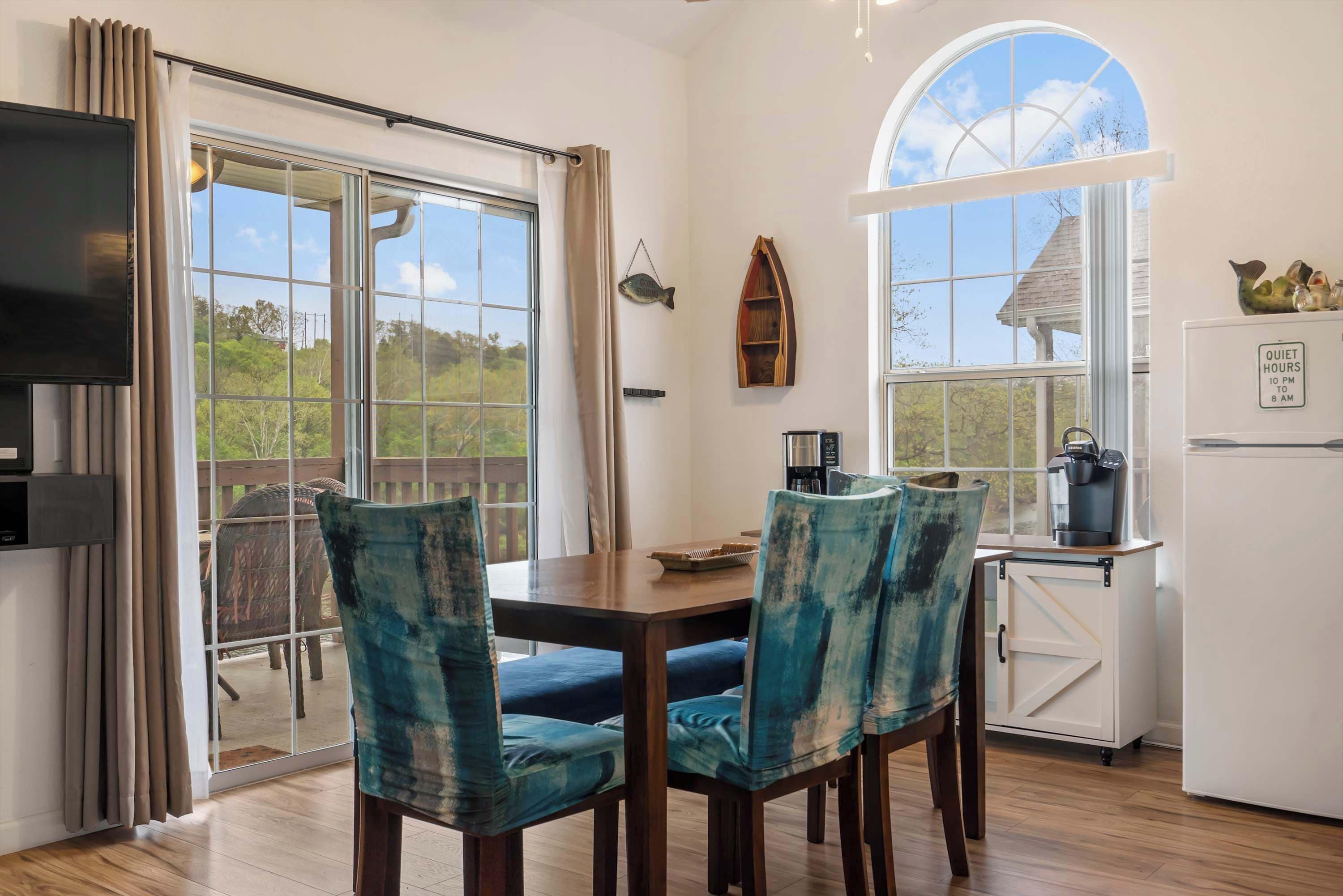 Condo, Multiple Beds, Balcony (Peaceful Lakeview Escape) | Dining