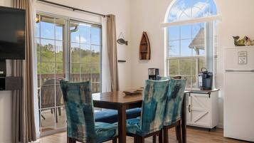Condo, Multiple Beds, Balcony (Peaceful Lakeview Escape) | Dining