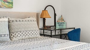 Condo, nhiều giường, ban công (Peaceful Lakeview Escape) | 2 phòng ngủ, trang trí khác biệt 