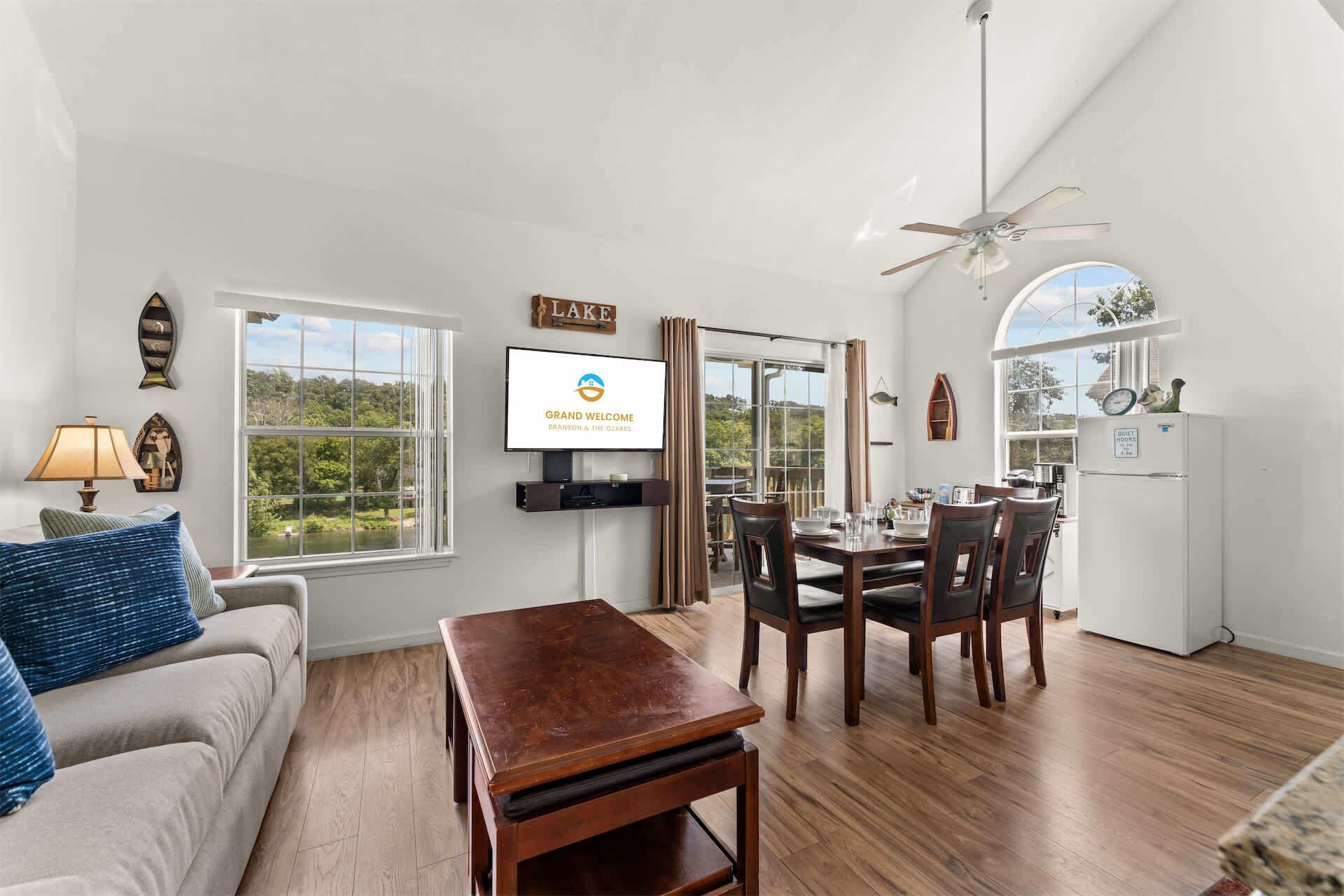 Apartment, Mehrere Betten, Balkon (Peaceful Lakeview Escape) | Wohnbereich