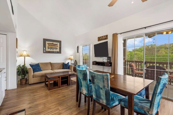 Condo, Multiple Beds, Balcony (Peaceful Lakeview Escape) | Living area