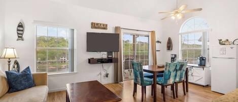 Apartment, Mehrere Betten, Balkon (Peaceful Lakeview Escape) | Wohnbereich