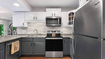 Rumah, Beberapa Tempat Tidur, dapur (Treehouse LOZ) | Dapur pribadi | Lemari es, microwave, oven, dan kompor