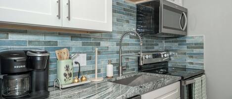 Apartment, 1 King Bed, Kitchen | Private kitchen | Coffee/tea maker