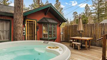 Cabin, 1 Queen Bed, Hot Tub, Garden View (Buck Bear Cozy Cabin) | Outdoor dining