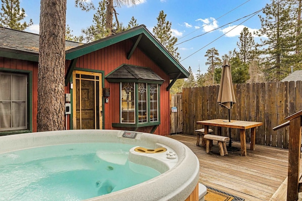 Cabane, 1 grand lit, bain à remous, vue jardin (Buck Bear Cozy Cabin) | Restauration extérieure