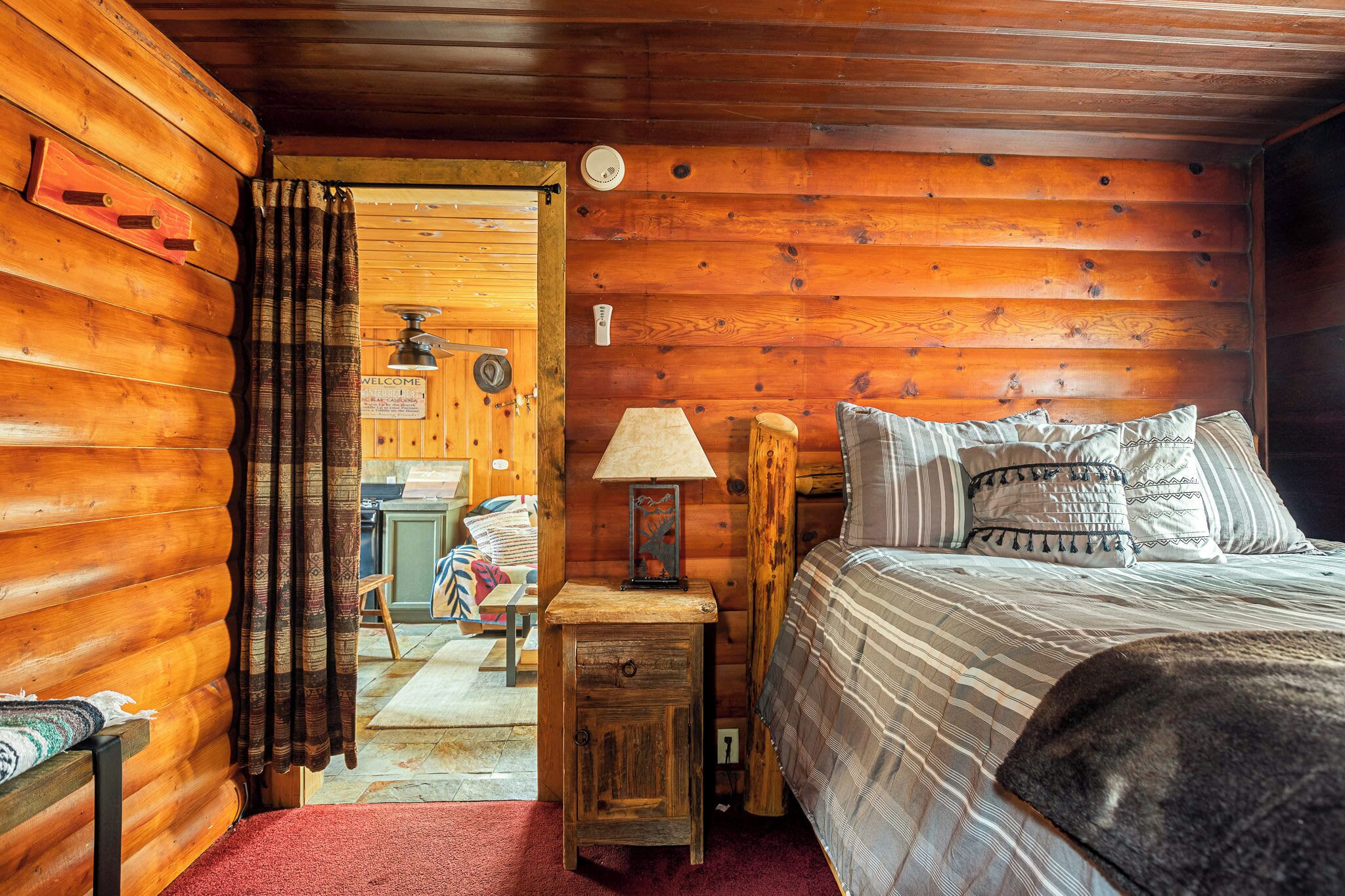 Cabane, 1 grand lit, bain à remous, vue jardin (Buck Bear Cozy Cabin)