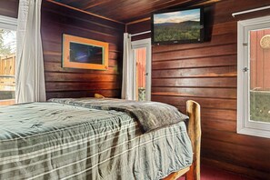 Cabane, 1 grand lit, bain à remous, vue jardin (Buck Bear Cozy Cabin) | 1 chambre, décoration personnalisée, ameublement personnalisé, bureau