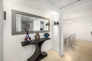 Condo, varias camas, acceso a la alberca, vista parcial al océano | Restaurantes