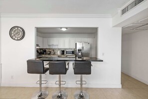 Private kitchen - Condo on the Garden (Sunny Isles Beach)