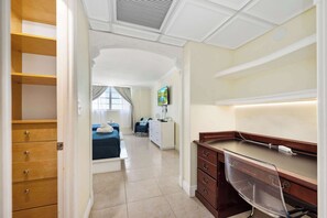 Appartement, Meerdere bedden, toegang tot zwembad, gedeeltelijk uitzicht op oceaan | 2 slaapkamers, individueel gedecoreerd, individueel gemeubileerd