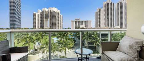 Leilighet, flere senger, adgang til basseng, delvis havutsikt | Overnattingsstedets uteområder