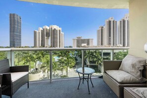 Condo, nhiều giường, có thể sử dụng hồ bơi, quang cảnh một góc biển | Khuôn viên nơi lưu trú