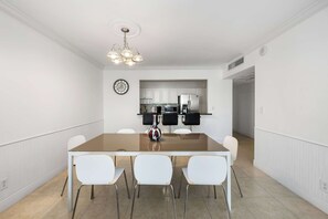 Leilighet, flere senger, adgang til basseng, delvis havutsikt | Spiseområde