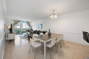 Apartment, Mehrere Betten, Poolzugang, eingeschränkter Meerblick | Essbereich im Zimmer