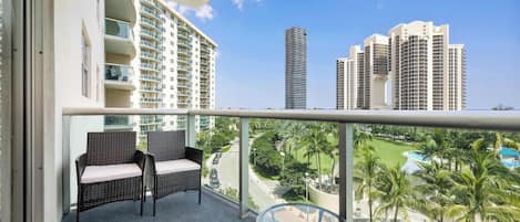 Apartment, Mehrere Betten, Poolzugang, eingeschränkter Meerblick | Unterkunftsgelände