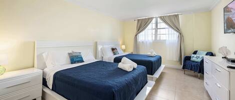 คอนโด, หลายเตียง, ใช้สระว่ายน้ำได้, เห็นวิวมหาสมุทรบางส่วน | 2 ห้องนอน, ห้องพักตกแต่งอย่างมีเอกลักษณ์, ตกแต่งพิเศษโดยเฉพาะ, Wi-Fi ฟรี