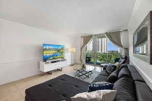 Appartement, Meerdere bedden, toegang tot zwembad, gedeeltelijk uitzicht op oceaan | Woonruimte