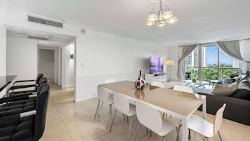 Condo, Multiple Beds, Pool Access, Partial Ocean View | Interior