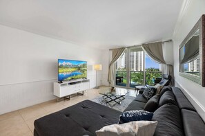 Leilighet, flere senger, adgang til basseng, delvis havutsikt | Oppholdsområde