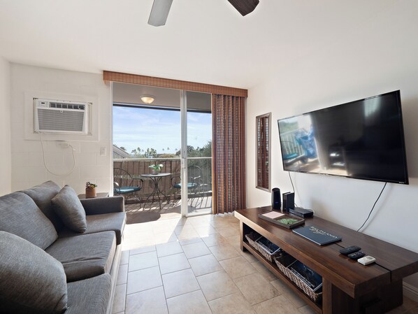 Living area - Kailua Village 307 (Kailua-Kona)