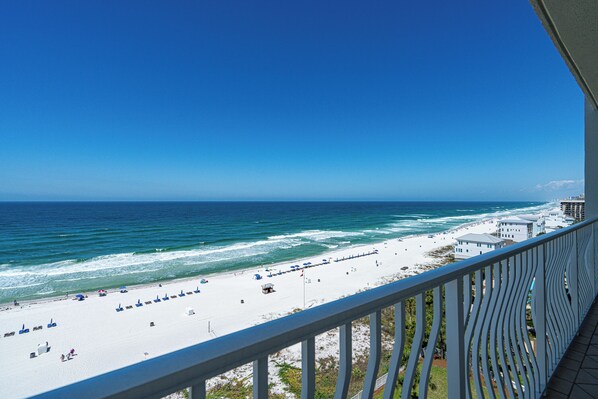Apartment, Mehrere Betten, Poolzugang, Meerblick (Coastal Comfort at Coral Reef Condos) | Unterkunftsgelände