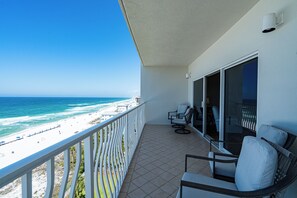 Condo, várias camas, acesso à piscina, vista para o oceano (Coastal Comfort at Coral Reef Condos) | Vista do quarto
