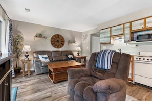 Living area - Fallcreek Haven - A Chic Retreat (Branson)