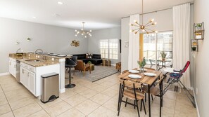 Townhome - flera sängar - tillgång till pool - utsikt mot poolen | Eget kök | Kaffe- och tebryggare