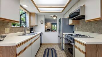 Condo, Berbilang Katil, Pool Access, Garden View | Dapur peribadi | Pembancuh kopi/teh