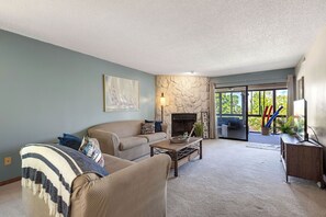 公寓式客房, 多张床, 使用泳池, 花园景观 | 起居区 | 壁炉