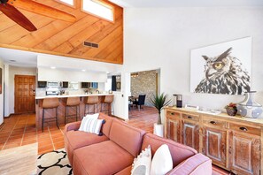 Ferienhaus, Mehrere Betten, Whirlpool, Gartenblick | Wohnbereich | Kamin