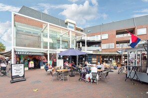 Outdoor dining - Villa Harry with private parking (Zandvoort)