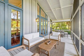 Outdoor dining - 1 Catbird @ Sea Pines | | Golf Views | Steps From Beach | Game Room | Scenic Screened Porch (Hilton Head Island)