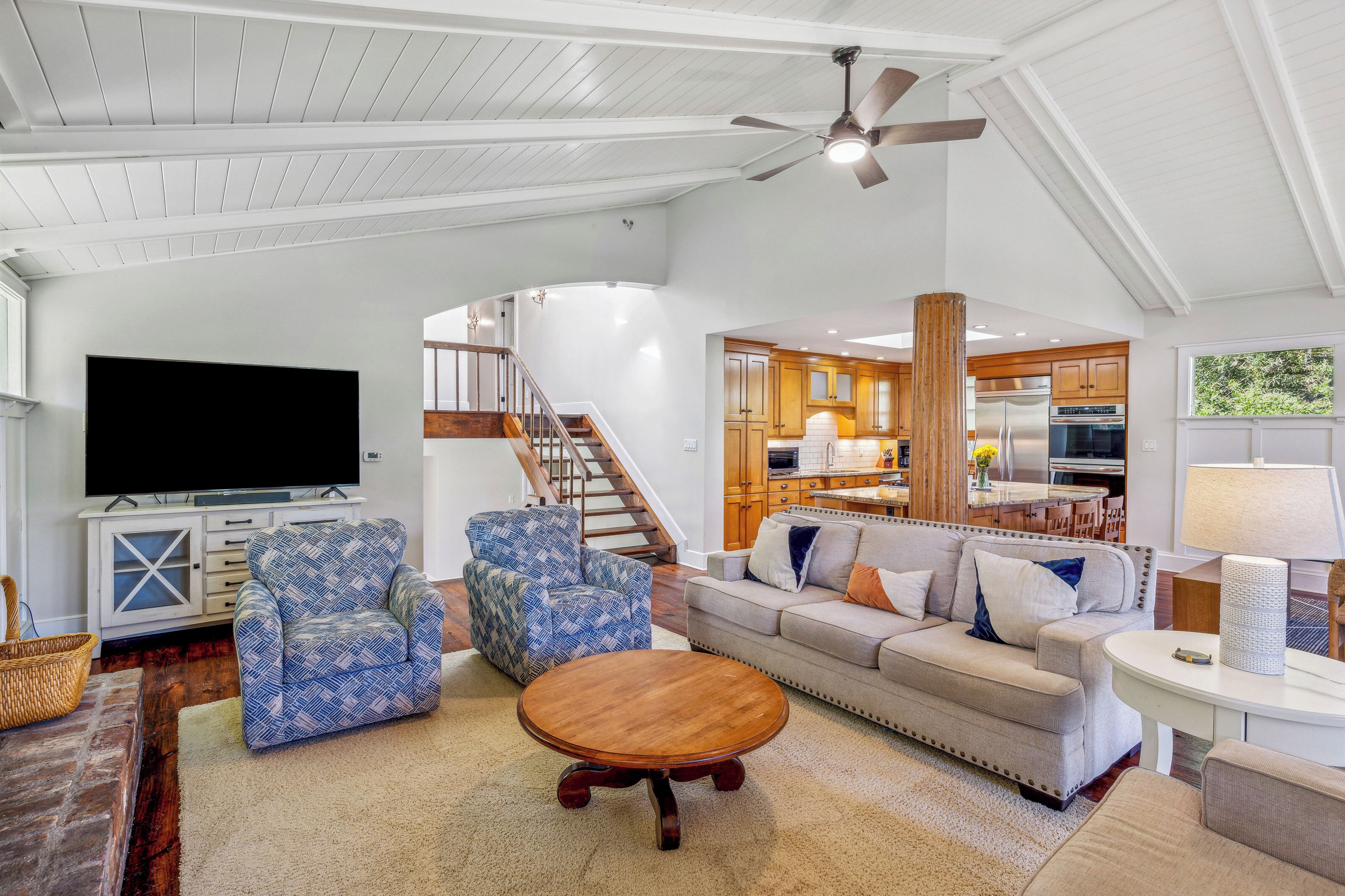 Make it a movie night or watch a game together thanks to the open concept design
